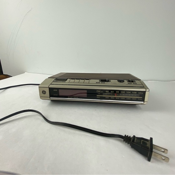 Vintage General Electric GE Digital AM/FM Radio Alarm Clock Model 7-4634B Works - Picture 1 of 6